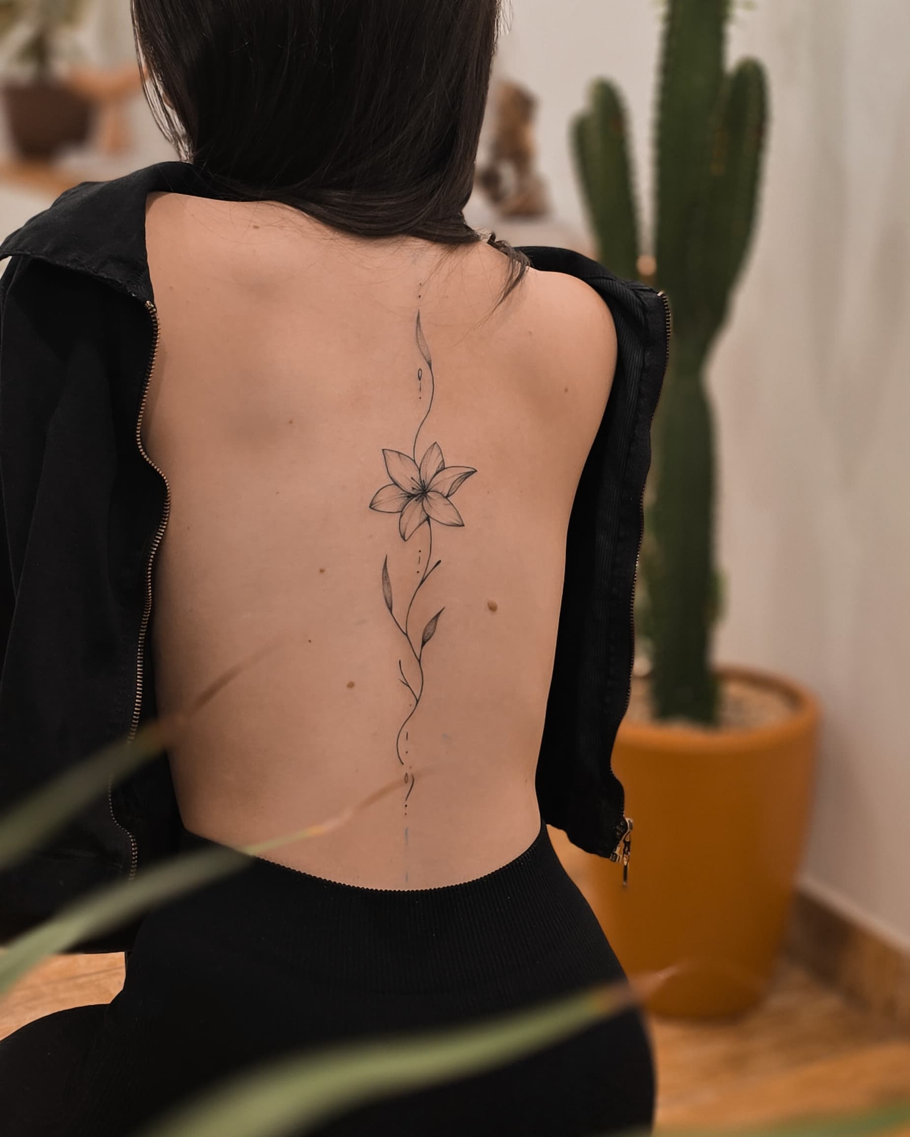 Tatuagem fine line por Evy Nunes no estúdio SORA Ink Goiânia