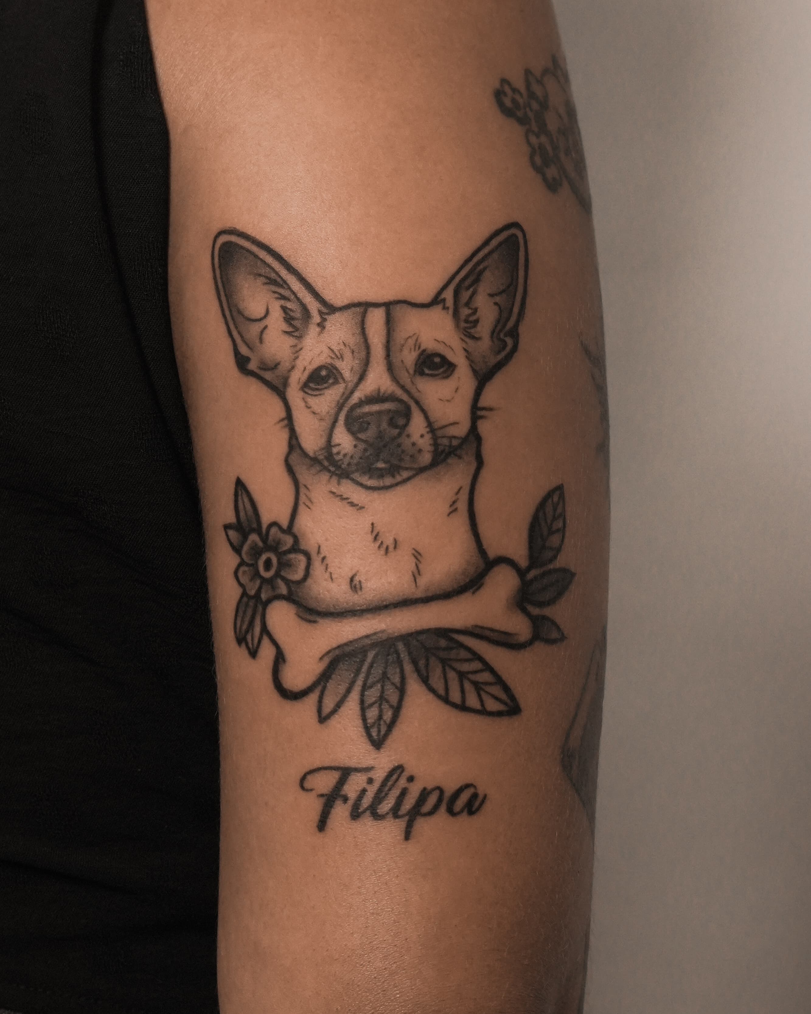 Tatuagem fine line por Evy Nunes no estúdio SORA Ink Goiânia