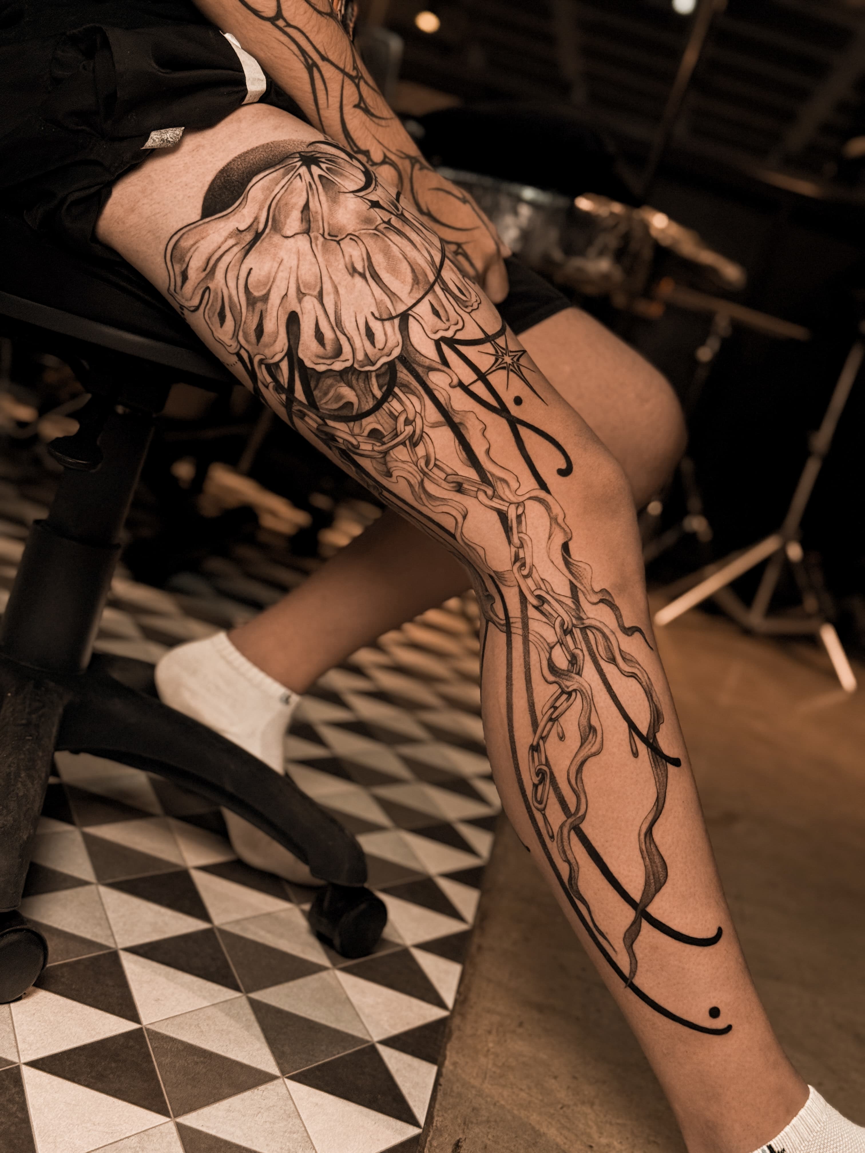 Tatuagem blackwork por Fikkity no estúdio SORA Ink Goiânia