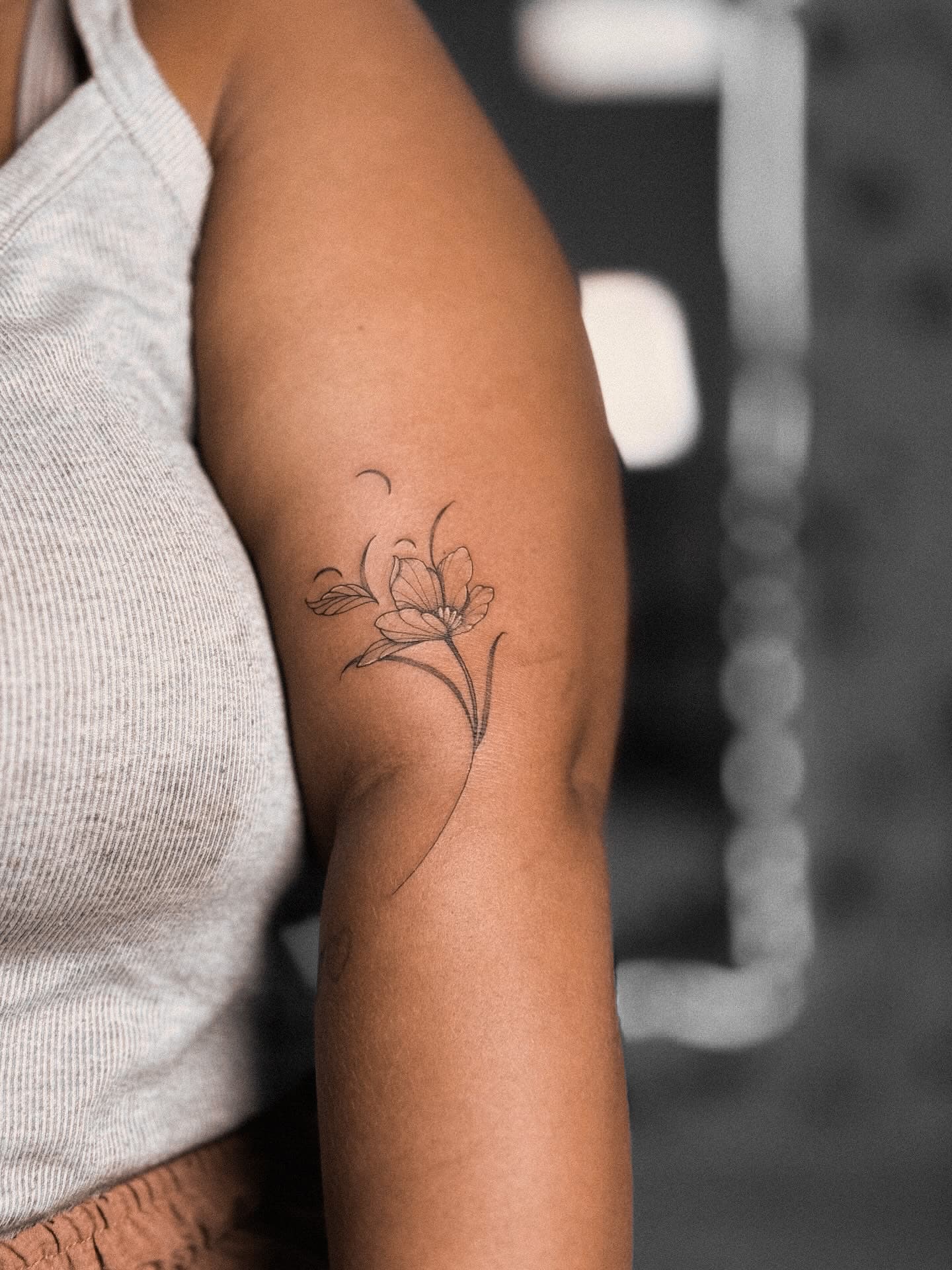 Tatuagem fine line por Letícia Lira no estúdio SORA Ink Goiânia