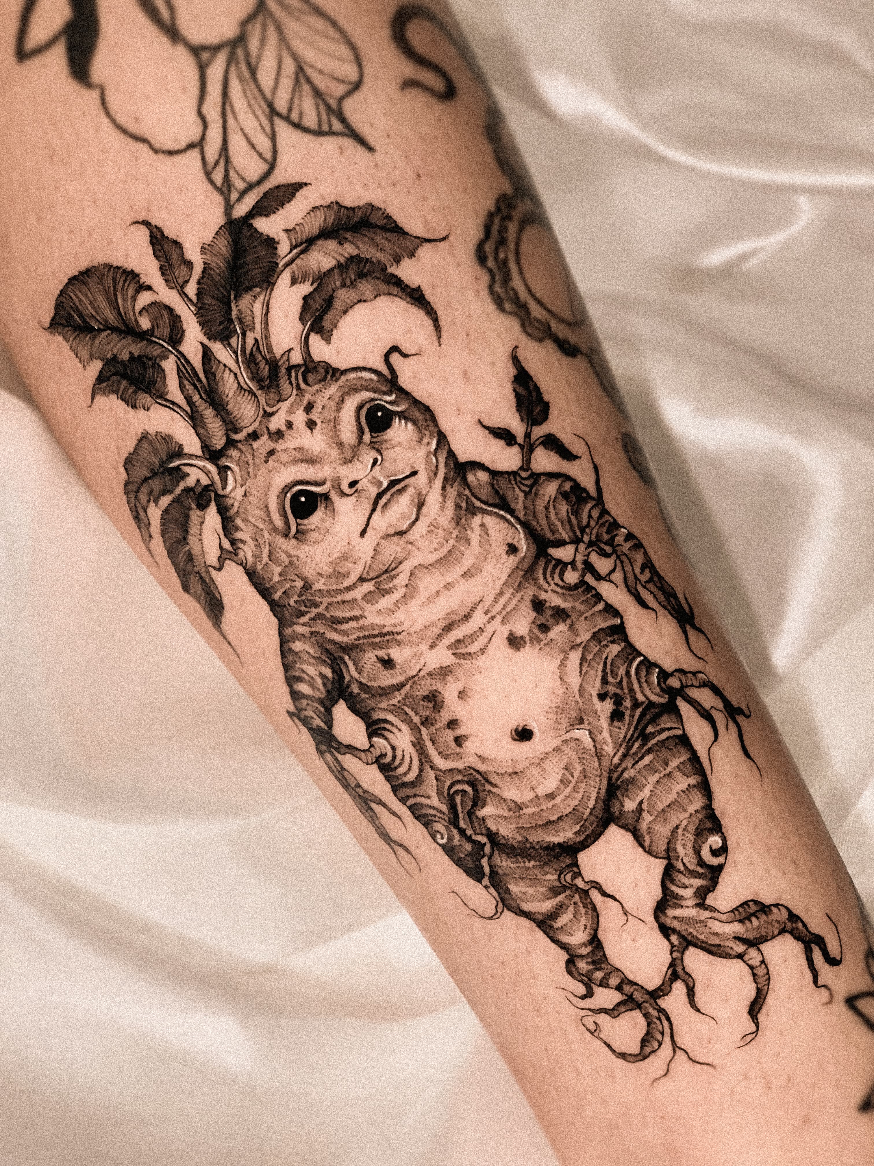 Tatuagem fine line por Letícia Lira no estúdio SORA Ink Goiânia