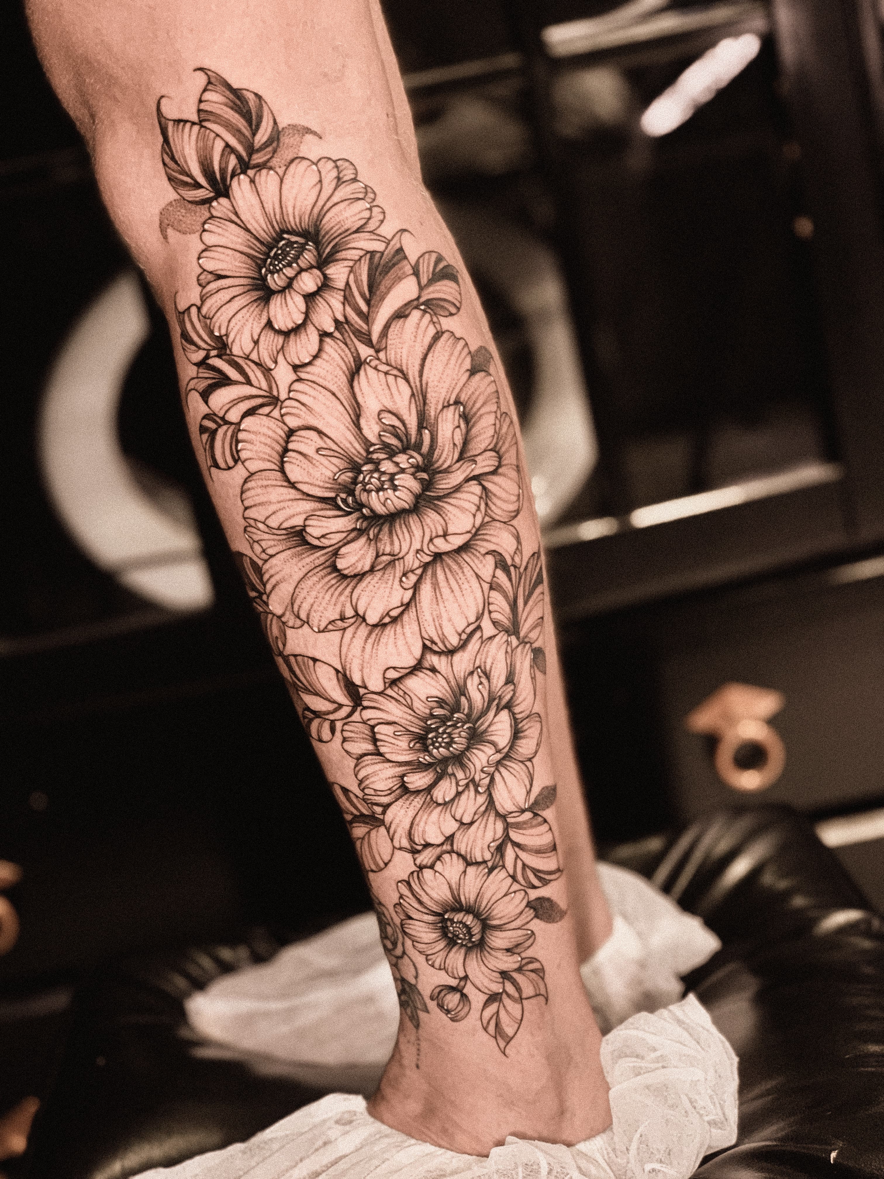 Tatuagem fine line por Letícia Lira no estúdio SORA Ink Goiânia